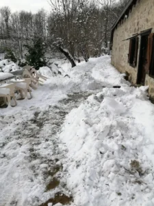 photo gite la pausetie auvergne lastioulles exterieur hiver 2