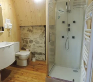 photo gite la pausetie auvergne lastioulles salle de bain 3